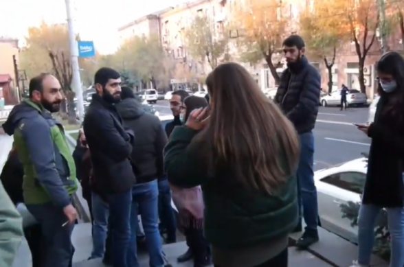 Граждане требуют перед офисом партии «Гражданский договор» отставки Никола Пашиняна и его команды (видео)